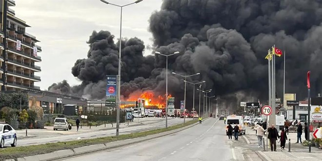 B�y�k�ekmece'de fabrika deposunda yang�n - Son Dakika Haber