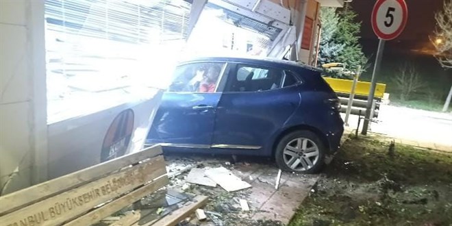 Otomobil KGM'ye ait kantar binas�na �arpt�; g�revli personel �ld� - Son Dakika Haber