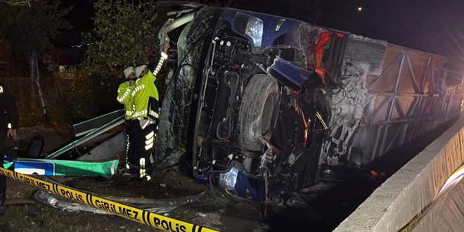 Adana'da devrilen otob�steki 8 ki�i yaraland�