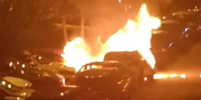 Be�ikta�'ta park halindeki d�rt ara� alev alev yand�