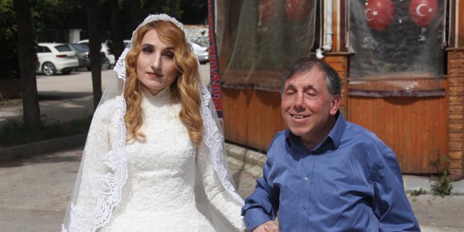 Belediye otob�s�n�n �arpt��� g�rme engelli ��retmen �ift a��r yaraland� - Son Dakika Haber