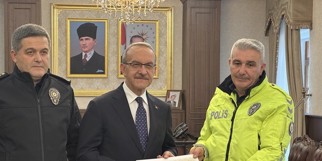 ���yen �ocu�a kendi �orab�n� giydiren polise ba�ar� belgesi - Son Dakika Haber