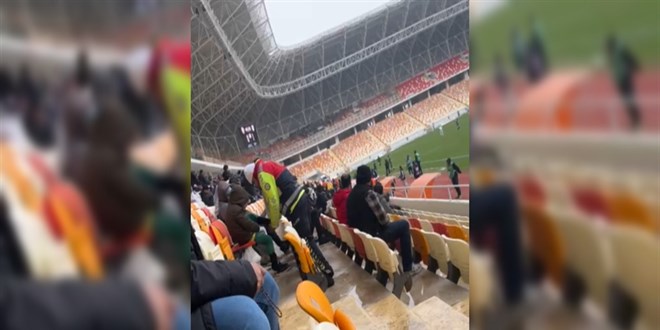 Y�rek �s�tan anlar: Polis memuru ���yen �ocu�a kendi �orab�n� giydirdi - Son Dakika Haber