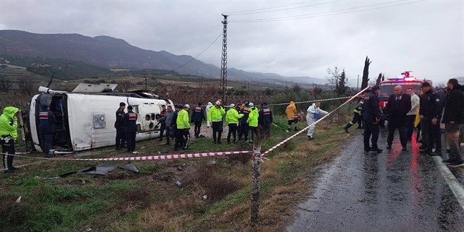 Kontrolden ��kan midib�s �arampole devrildi: 25 yaral� - Son Dakika Haber