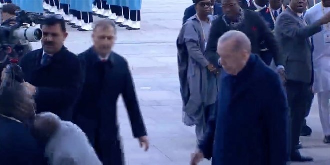 Be�tepe'de talihsiz an: Nijerya Cumhurba�kan� yere d��t�!