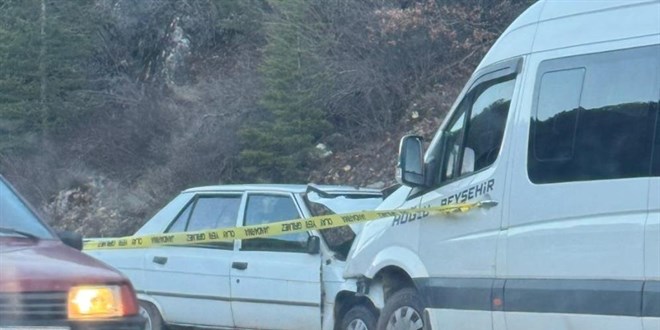 Konya'da otomobil ile yolcu minib�s� �arp��t�: 1 �l� - Son Dakika Haber