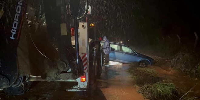 Marmaris'te sa�anak: Yollar g�le d�nd�, ara�lar mahsur kald� - Son Dakika Haber