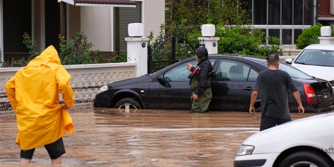 Bir�ok il i�in alarm verildi: Sel, f�rt�na ve kar uyar�s�