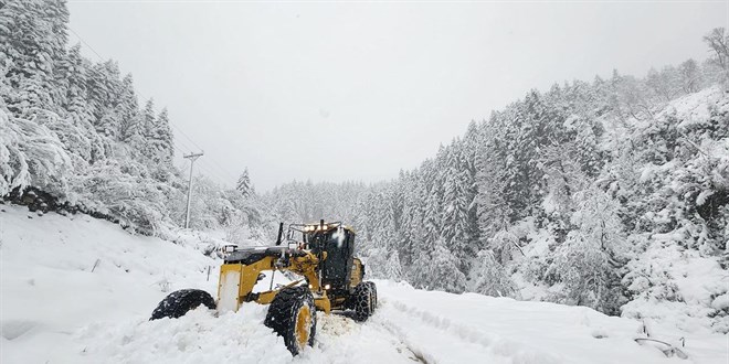 Yo�un kar 320 yolu ula��ma kapatt� - Son Dakika Haber