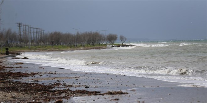 �anakkale Bo�az� transit gemi ge�i�lerine kapat�ld�