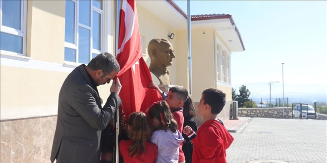 MEB'den okullara 'ilk derste bayrak sevgisi i�lensin' talimat� - Son Dakika Haber