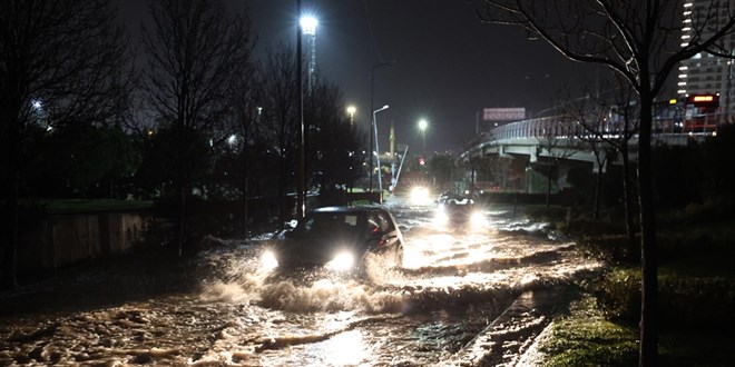 �zmir'de sa�anak: Yollar g�le d�nd�, ev ve i� yerlerini su bast� - Son Dakika Haber