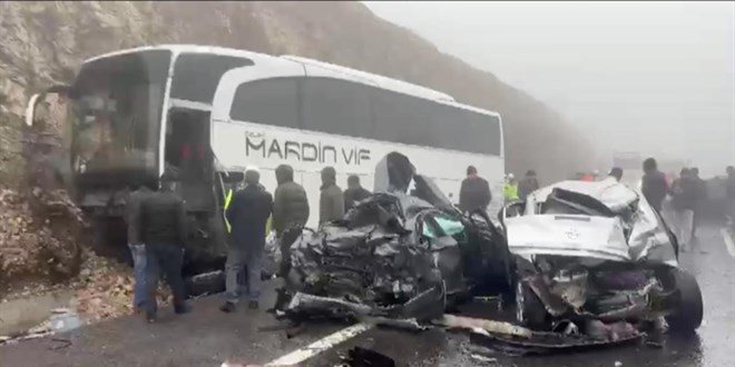 Otoyol sava� alan�na d�nd�: 2 �l�, 10 yaral�