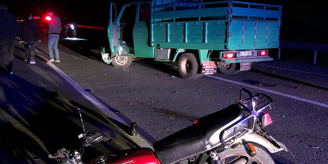 Motosikletle kamyonetin �arp��t��� kazada 2 ki�i �ld� - Son Dakika Haber
