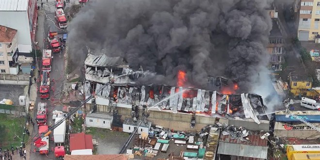 Ata�ehir'de i� yerinde ��kan yang�nda alevler binay� sard�: Bir otel tahliye edildi