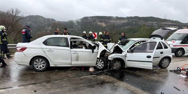 Burdur'da iki otomobilin �arp��t��� kazada 7 ki�i �ld�