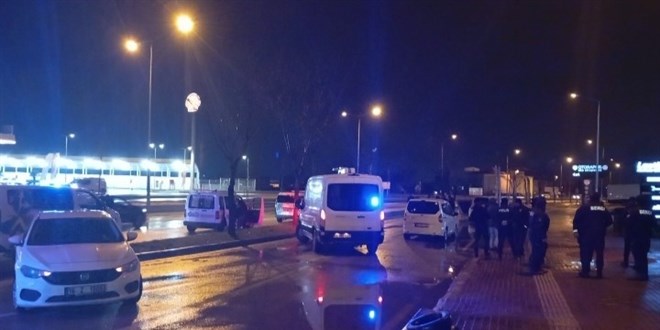 Polis bu kez pompac� oldu: ��pheli ara�tan bomba ve silah ��kt� - Son Dakika Haber