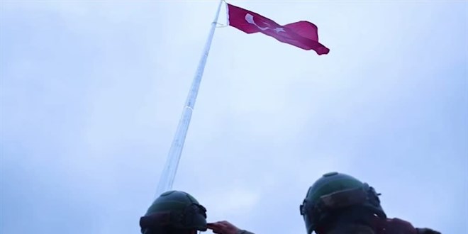 T�rk bayra��na sald�r� yap�lan alan hudut karakoluna ba�land� - Son Dakika Haber