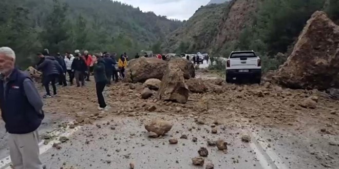 Antalya-Isparta yolunda heyelan