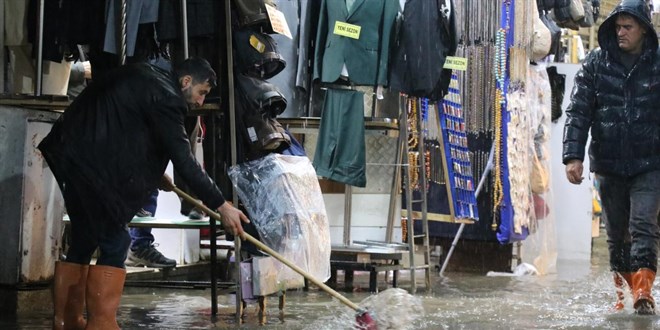 �zmir'de �iddetli sa�anak! Ev ve i� yerlerini su bast� - Son Dakika Haber