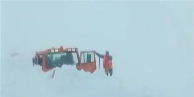 Mu�-Kulp kara yolunda i� makinesinin �zerine ��� d��t� - Son Dakika Haber