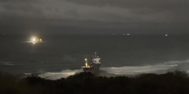 Sar�yer a��klar�nda kargo gemisi karaya oturdu