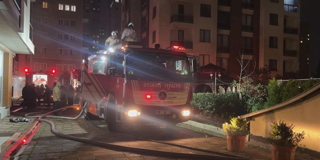 Yanan elektrikli otomobil 4 araca daha zarar verdi - Son Dakika Haber