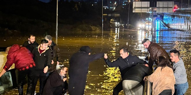 Ayd�n'� sa�anak vurdu: Yollar g�le d�nd�, ara�lar suya g�m�ld�