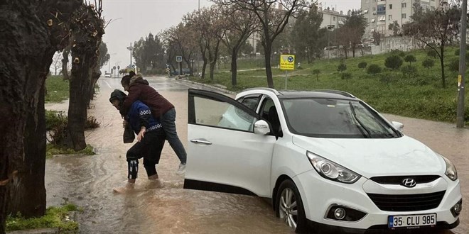 �zmir'de sa�anak nedeniyle baz� i� yerlerini su bast�