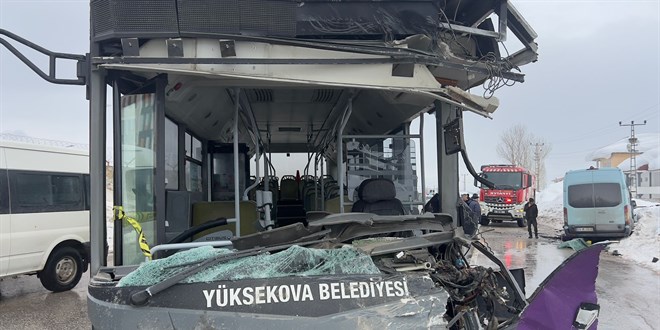 Hakkari'de otob�s ile minib�s �arp��t�! 18 yaral�