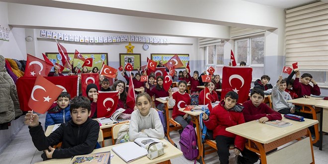 Okulun ilk g�n� 'Bayrak sevgisi' temas�yla ba�lad�