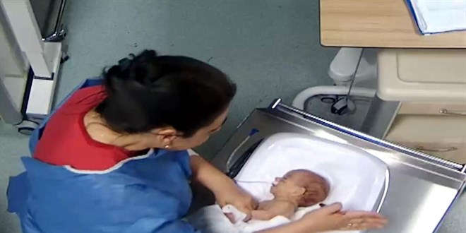 5 g�nl�k bebe�i engelli b�rakan hem�ire ba�ka bir bebe�e de �iddet uygulam�� - Son Dakika Haber