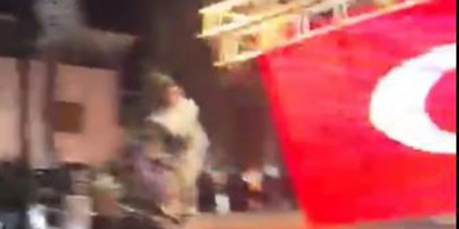 Zeybek oynamak i�in sahneye ��kan belediye ba�kan� saniyelerle kurtuldu