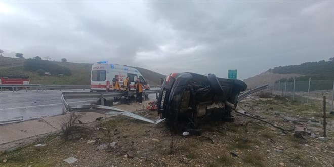 Kontrolden ��kan ara� bariyere �arpt�: 2 �l� - Son Dakika Haber