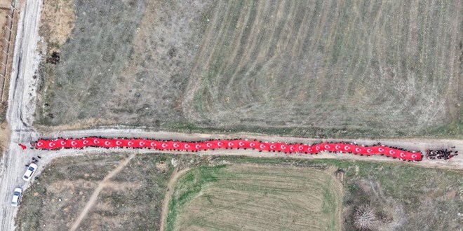 ��renciler, 150 metrelik dev T�rk bayra��yla okula giri� yapt� - Son Dakika Haber