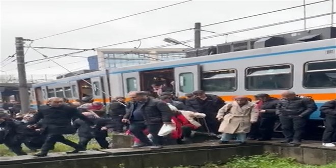 Esenler Otogar dura��nda metro raydan ��kt�, ula��mda aksamalar ya�an�yor - Son Dakika Haber