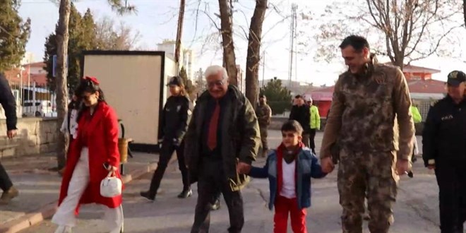 Emniyet m�d�r�nden y�rek �s�tan hareket - Son Dakika Haber