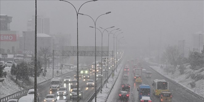 �stanbul'un baz� il�elerinde ve y�kseklerde kar ya���� g�r�l�yor