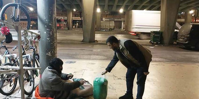 �HH'dan sokakta kalan vatanda�lara bot ve mont da��tt� - Son Dakika Haber