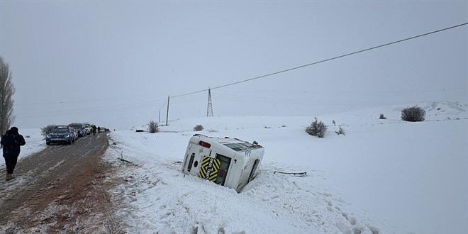 Sivas'ta ��renci servisi devrildi: 10 yaral�