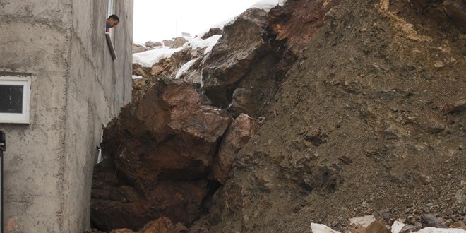 Da�dan kopan kaya par�as� evin duvar�n� deldi - Son Dakika Haber