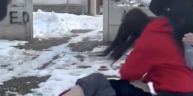 Okul ��k��� yol kesip para istediler, vermeyince meydan daya�� att�lar