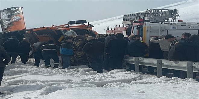 Van'da kar k�reme arac� devrildi: 2 KGM �al��an� hayat�n� kaybetti