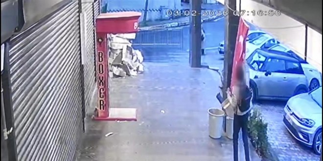 �� yeri �n�ndeki T�rk bayra��n� indirip kayda alan ��pheli yakaland� - Son Dakika Haber