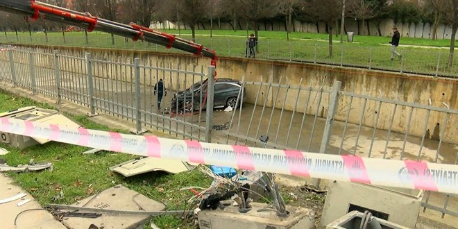 �ki ara� �arp��t�, otomobillerden biri dereye u�tu - Son Dakika Haber