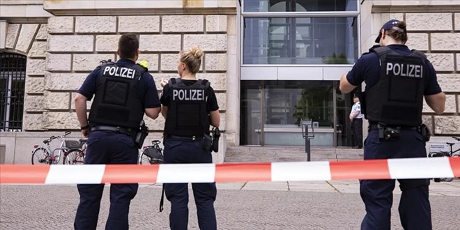 Almanya'da trende bilet kontrol� yapan T�rk kond�kt�r �ld�r�ld�