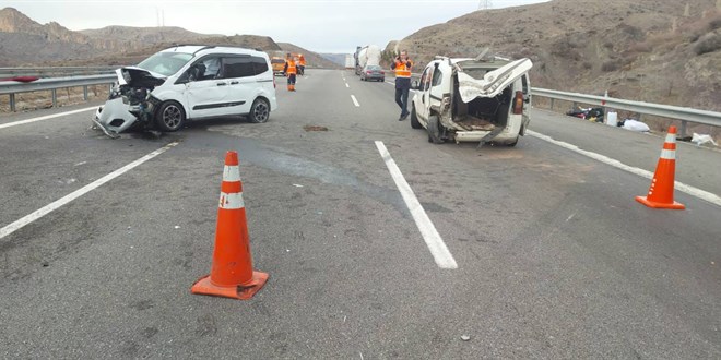 Ni�de'de iki hafif ticari arac�n �arp��t��� kazada 1 �ocuk �ld�