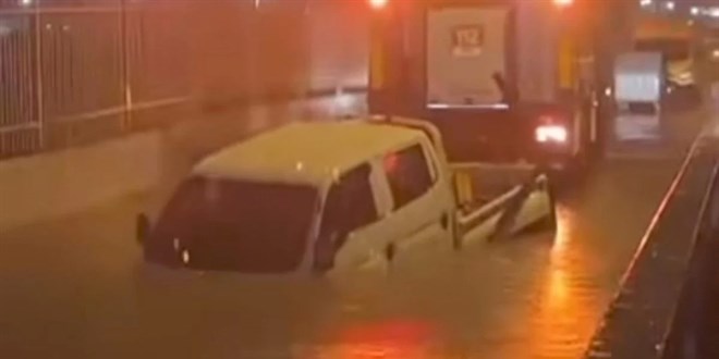 Suyla dolan alt ge�itte kamyonette mahsur kalan s�r�c� �ld� - Son Dakika Haber