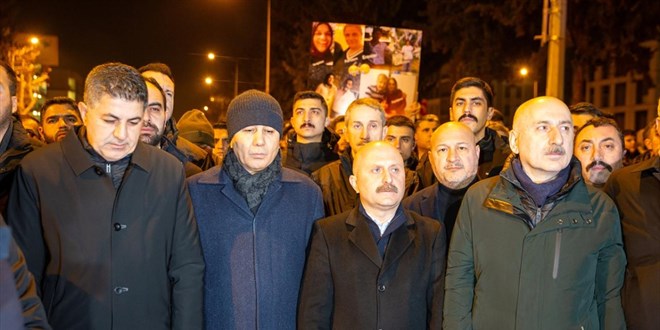 Bakan Yerlikaya depremde hayat�n� kaybedenler i�in d�zenlenen 'sessiz y�r�y��'e kat�ld�