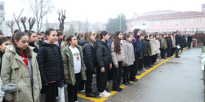 Okullarda 6 �ubat depremlerinde hayat�n� kaybedenler i�in sayg� duru�u